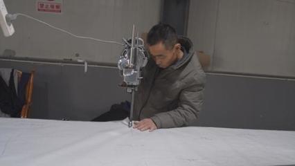 新疆庫(kù)車(chē) 節(jié)后服裝企業(yè)開(kāi)足馬力趕訂單，輔料制造產(chǎn)業(yè)鏈協(xié)同發(fā)力